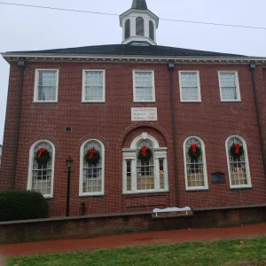 Christmas 2022: The Old Salem County Courthouse in Salem City Adorned for the Festive Season.